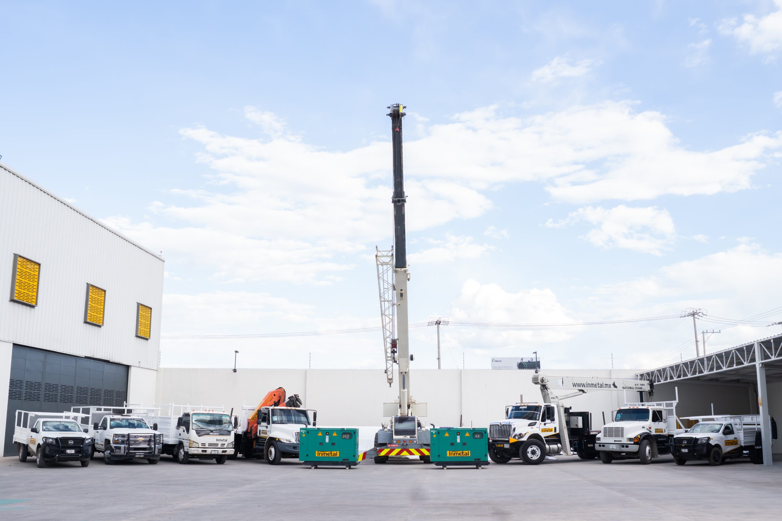 Equipo revisando planos